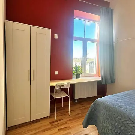 Appartement Cozy With Free Backyard Parking - Near Old Town! *