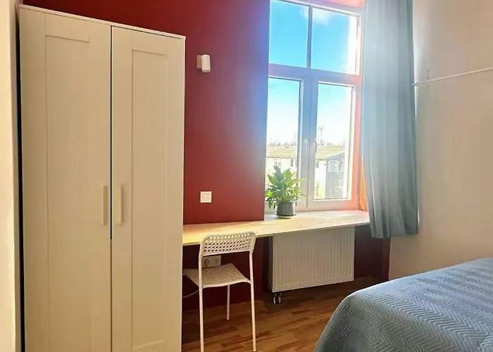 Dzīvoklis Cozy With Free Backyard Parking - Near Old Town! *