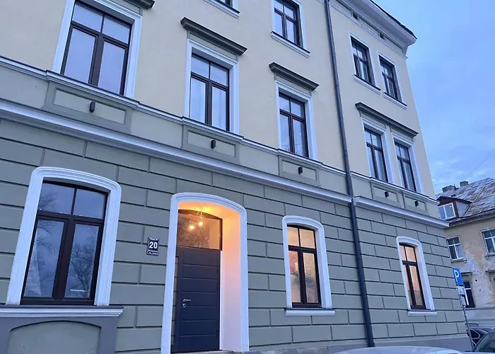 Cozy With Free Backyard Parking - Near Old Town! * Рига